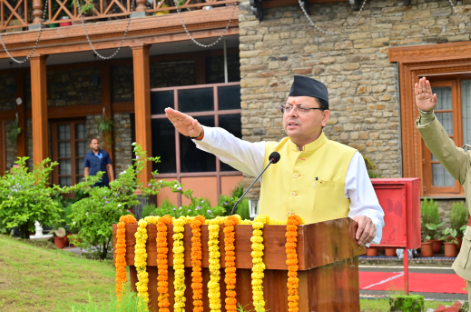 मुख्यमंत्री श्री पुष्कर सिंह धामी ने 78 वें स्वतंत्रता दिवस के अवसर पर मुख्यमंत्री आवास में ध्वजारोहण किया।